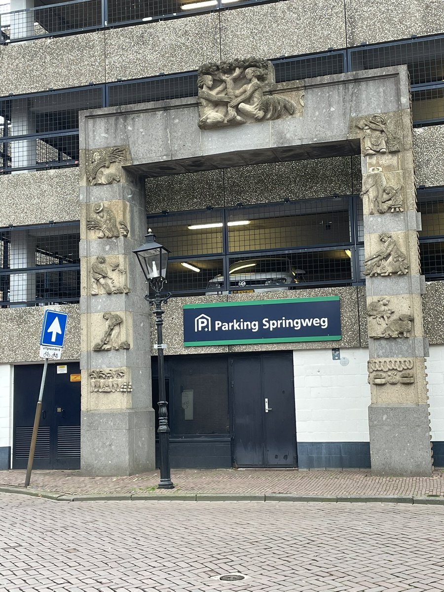 BulentIsik1121's tweet photo. Zojuist een goed gesprek gehad met de bewoners v Strosteeg &amp; Havenstraat over de herontwikkeling van #Springweg-garage &amp; de voormalige drukkerij. Bewoners willen een integrale visie voor het totale gebied met een goede stedenbouwplan &amp; de bescherming v het karakter van het gebied https://t.co/aeMWGM8Mzs