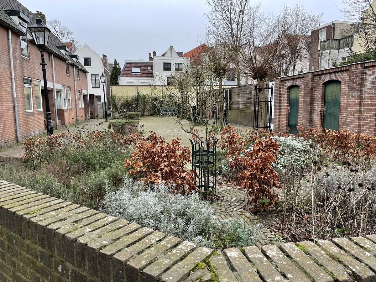 BulentIsik1121's tweet photo. Zojuist een goed gesprek gehad met de bewoners v Strosteeg &amp; Havenstraat over de herontwikkeling van #Springweg-garage &amp; de voormalige drukkerij. Bewoners willen een integrale visie voor het totale gebied met een goede stedenbouwplan &amp; de bescherming v het karakter van het gebied https://t.co/aeMWGM8Mzs