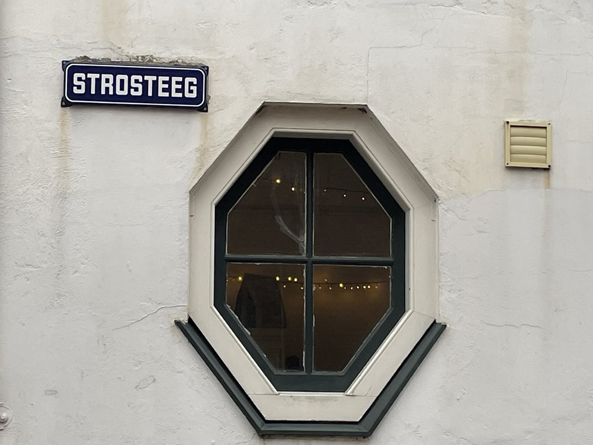 BulentIsik1121's tweet photo. Zojuist een goed gesprek gehad met de bewoners v Strosteeg &amp; Havenstraat over de herontwikkeling van #Springweg-garage &amp; de voormalige drukkerij. Bewoners willen een integrale visie voor het totale gebied met een goede stedenbouwplan &amp; de bescherming v het karakter van het gebied https://t.co/aeMWGM8Mzs