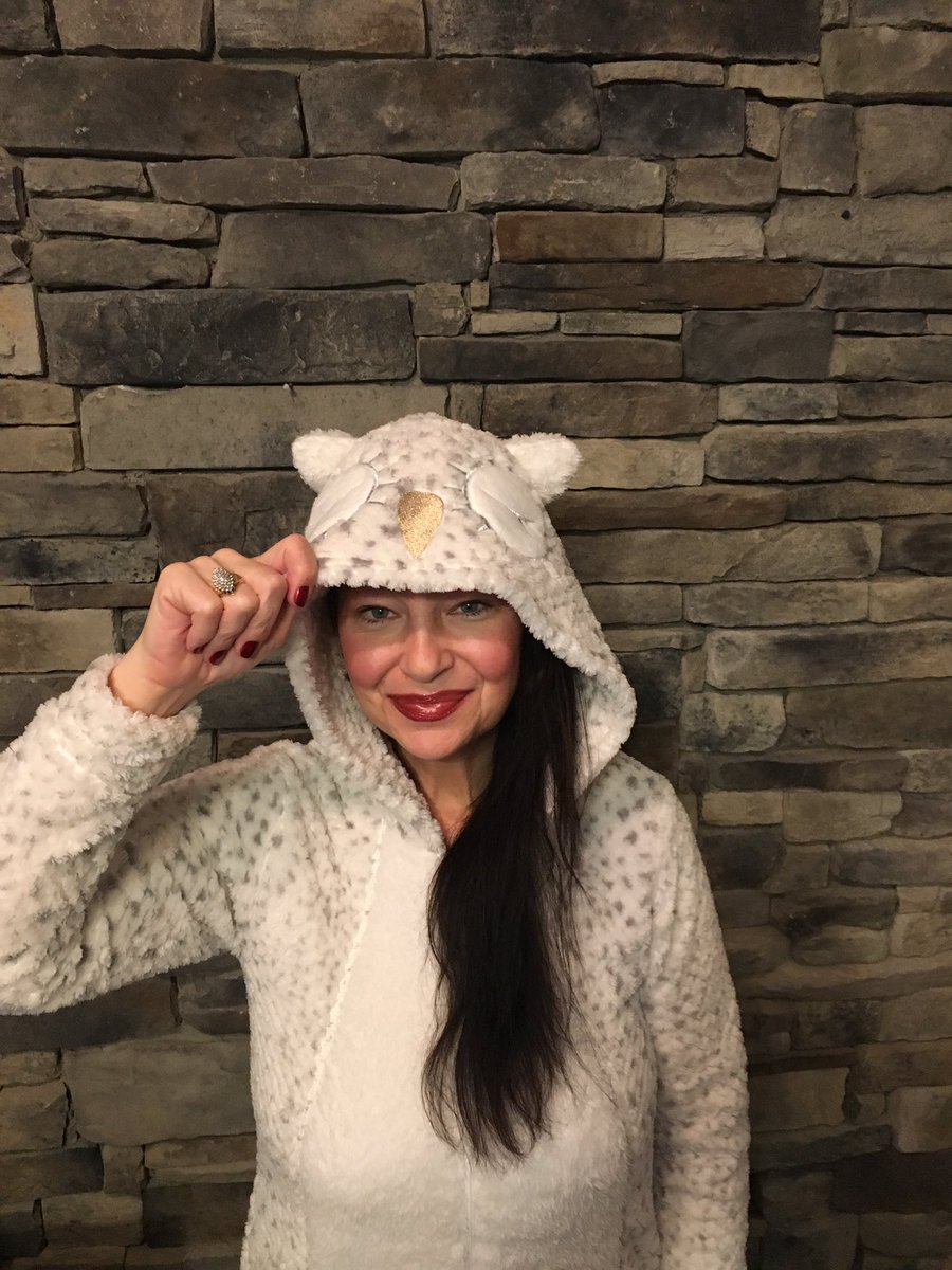 InventionQueen's tweet image. Happy #Saturday! It’s #snowy &amp;amp; I refuse to change my #OWLfit! 😂💕💫