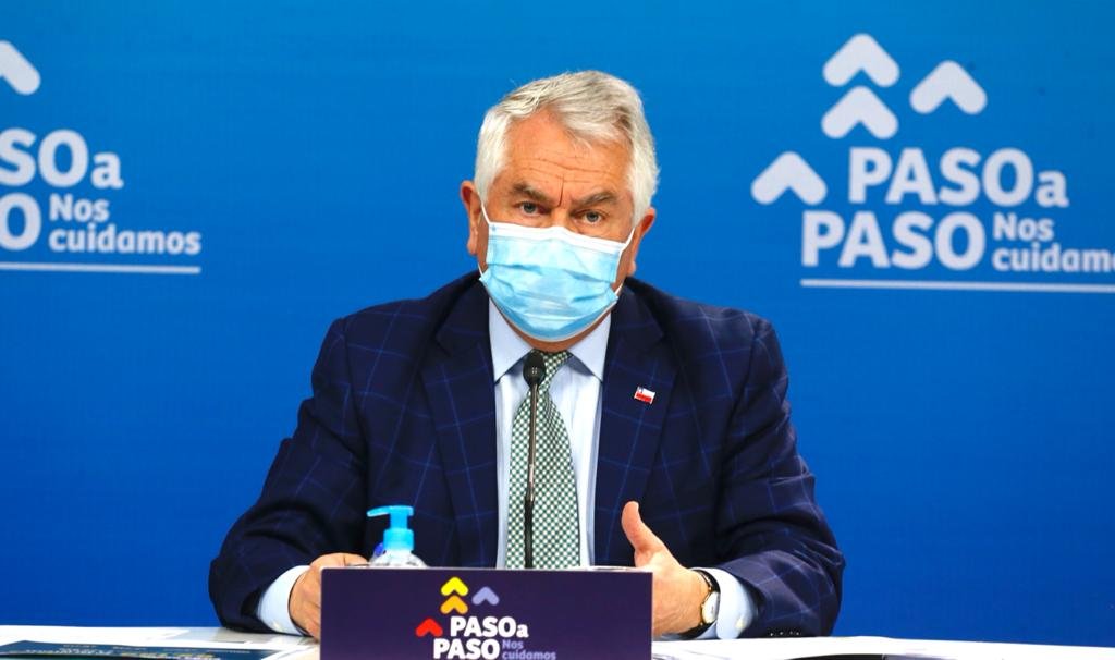ministeriosalud's tweet photo. Ministro @DrEnriqueParis 

"En relación a los incendios, se están instalando albergues separados para personas con #COVID. Además, las medidas sanitarias se están intensificando para evitar contagios." https://t.co/yGxBodclec