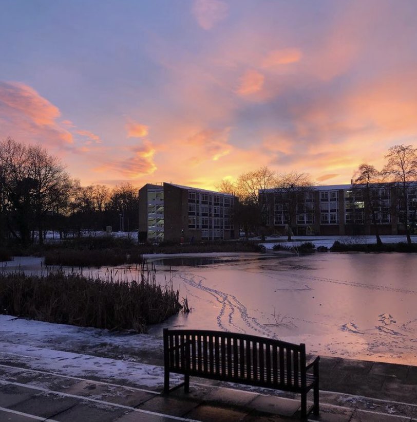 Stunning view over the lake <a href="/vanmildert1965/">Van Mildert College</a> taken by Lucy Egan <a href="/VMPresident/">Sophie Hurst</a> from Tyne block! We have had some cold, crisp and snowy ❄️ weather in Durham this week...and just look at that sky! #MildertMeans #lakeside #sunset