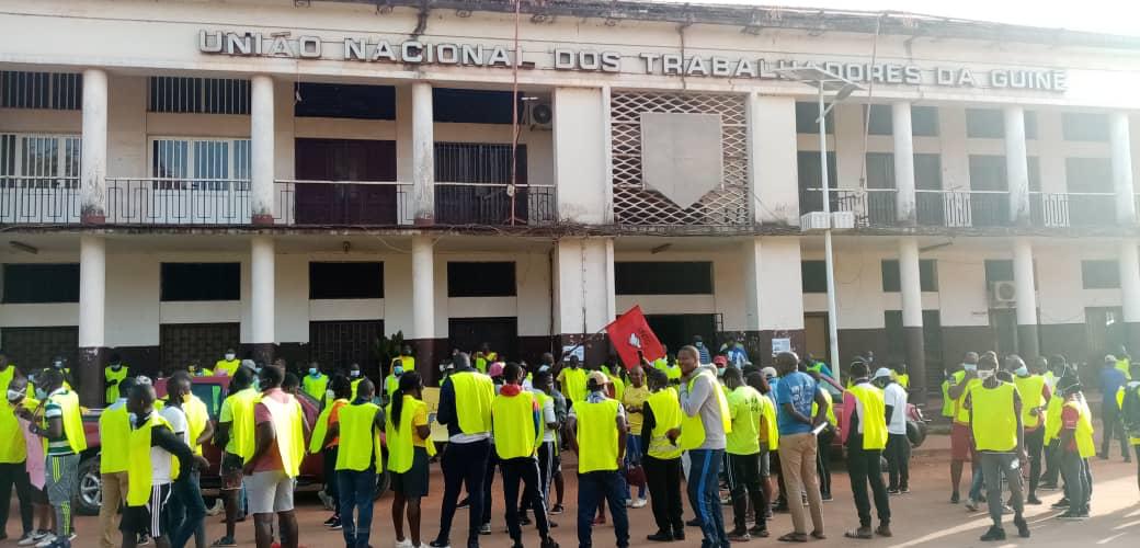 CMangoOficial's tweet photo. #Sindicalismo
Central sindical Guineense #UNTG esteve na rua de Bissau, para defender os direitos trabalhistas a lutar para dignidade dos trabalhadores. Houve quem quer impedir isso, para afundar mais uma vez os direitos democráticos na #GuineBissau. https://t.co/PlOYAkIamy