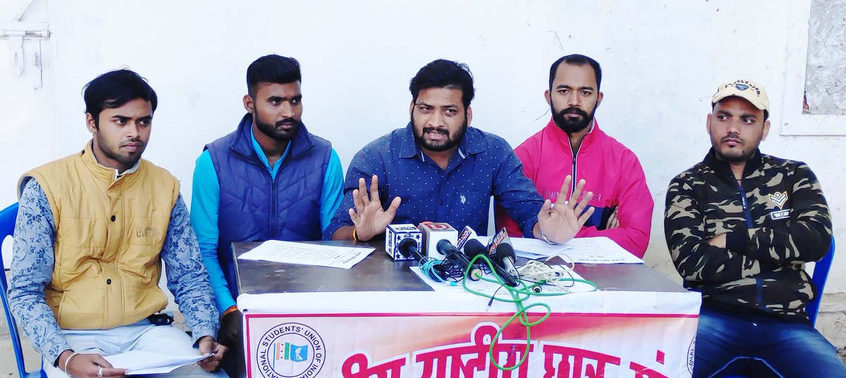 रानी दुर्गावती विश्वविद्यालय में चल रही अनियमितताओं व 5 सूत्रीय मांगों को लेकर पत्रकार वार्ता ।
<a href="/nsui/">NSUI</a> , <a href="/VipinWankhede_/">Vipin Wankhede</a> ,<a href="/GaurNsui/">Nitish Gaur</a> ,<a href="/NSUIMP/">NSUI Madhya Pradesh</a>