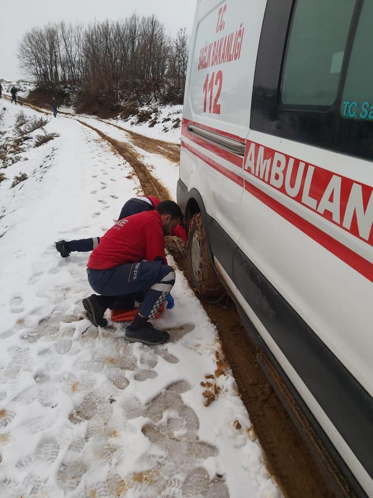 bingolsaglik's tweet photo. İklim şartları sizlere ulaşmamıza engel değil.
Koşullar ne olursa olsun sizler için yollardayız. Zorlu hava şartlarına rağmen hastalara ulaşmak için tüm çalışanlarımız gibi Acil 112 ekiplerimiz de canla başla görevlerini yürütmektedirler.
@acilafetgovtr @bingolvaliligi
#BingölİSM https://t.co/8xShEJPizv