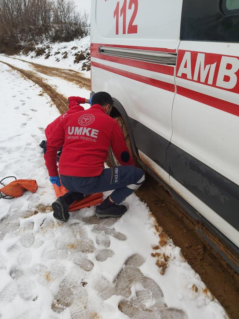 bingolsaglik's tweet photo. İklim şartları sizlere ulaşmamıza engel değil.
Koşullar ne olursa olsun sizler için yollardayız. Zorlu hava şartlarına rağmen hastalara ulaşmak için tüm çalışanlarımız gibi Acil 112 ekiplerimiz de canla başla görevlerini yürütmektedirler.
@acilafetgovtr @bingolvaliligi
#BingölİSM https://t.co/8xShEJPizv