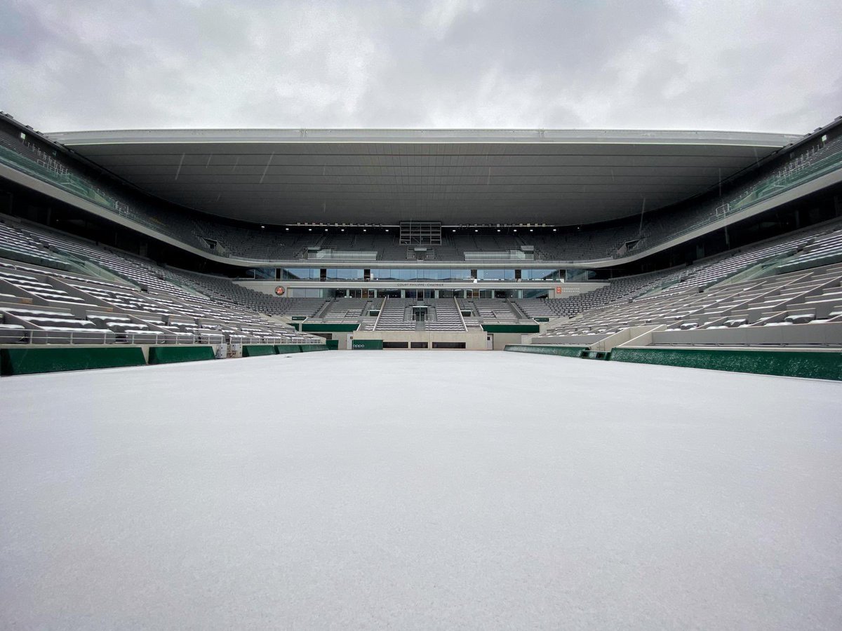 rolandgarros's tweet photo. Roland-Garros under the snow ❄️ this morning 💙
Roland-Garros sous la neige 🥰
#RolandGarros
📷 C.Guibbaud / FFT https://t.co/xkOcjFPKNk