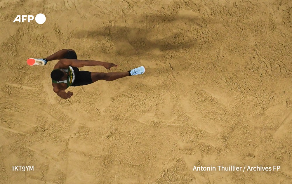 🇧🇫 Le Burkinabé Hugues-Fabrice Zango a réussi un immense exploit aujourd'hui à Aubière en pulvérisant le record du monde du triple saut en salle (18,07 m) qui appartenait à son entraîneur, le Français Teddy Tamgho (17,92) m. #AFP #AFPSports