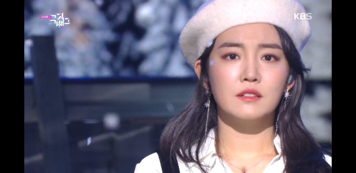 younha_news's tweet photo. 1년 전 오늘(0117)

오래간만의 공개 음악방송 출연(뮤직뱅크)

그리고 이 날 라이브는 팬들 앞에서 부른, 2020년 유일한 공식적인 오프라인 라이브가 되었습니다...

#윤하 #YOUNHA #ユンナ #UNSTABLEMINDSET #WINTERFLOWER #먹구름 #다음에봐 #스무살어느날 #26 #그때가그리워 #참보고싶어 https://t.co/Pa8wCrvfzS