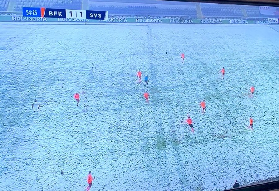 diyagonalnet's tweet photo. Sivasspor'un karlı havada beyaz forma giymesi, sosyal medyada alaylı konulara gündem oldu. https://t.co/g0tVGGGwHx