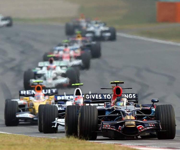 TutkumuzF1Memes's tweet photo. Şanghay’da Toro-Rosso’nun genç pilotu Sebastian Vettel’in başını çektiği bir tren. 🚉

2008 Çin Grand Prix 🇨🇳

#F1 #GrandeSeb 🇩🇪 https://t.co/QrEdsJuXRF