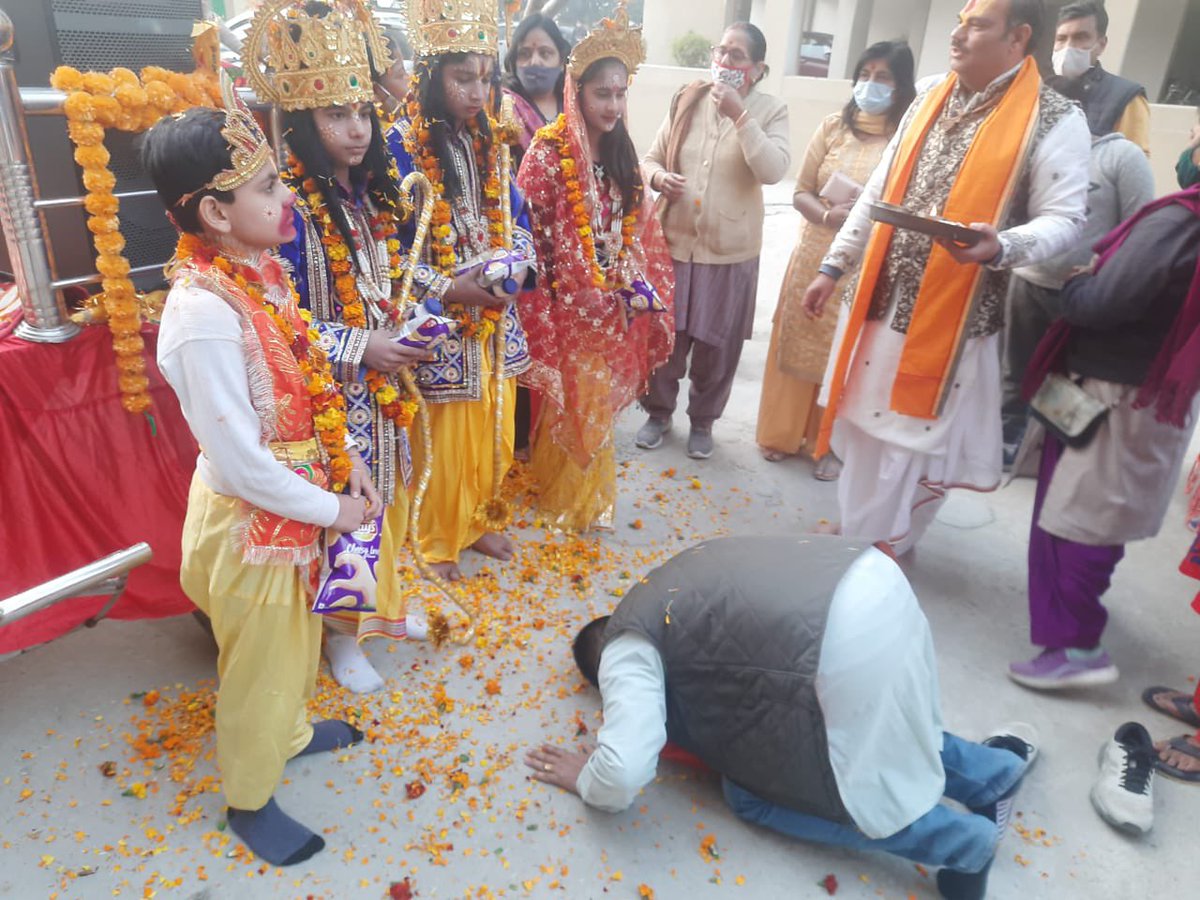 AnandSharma113's tweet photo. श्री राम मंदिर निर्माण निधि संचय अभियान की शुरुआत करते हुए आज श्री राम रथ यात्रा का आयोजन किया गया।  श्री @ravibhadoria  जी (अध्यक्ष बिसरख मंडल भाजपा ) @Muneshsinghkush अध्यक्ष Paramount Emotions और अध्यक्ष eco विलेज १ श्री @Dk2010Kishor जी मौजूद रहे।#राम_मंदिर_से_राष्ट्र_निर्माण https://t.co/RdgCiSTyFV