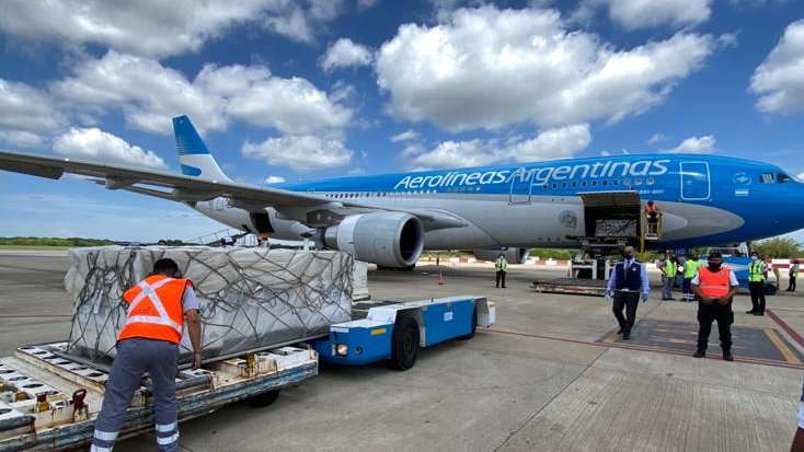 Kicillofok's tweet photo. Llegaron 300 mil nuevas vacunas para seguir combatiendo la pandemia.

Con cada despliegue de esta magnitud se renueva la esperanza en la Provincia. 

¡Gracias @Aerolineas_AR 🇦🇷! https://t.co/dRDhdEsacr