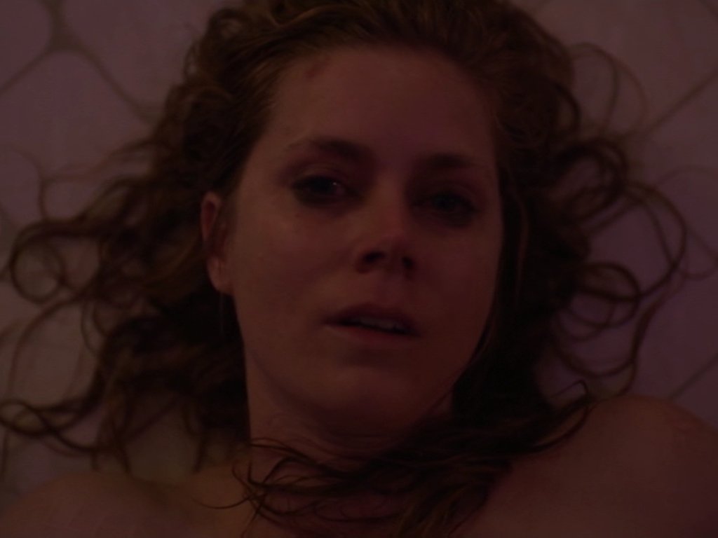 Amy Adams em Sharp Objects (2018) .