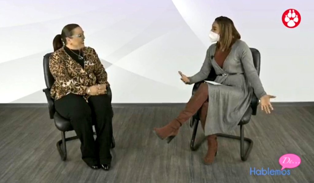 IDAIP_DURANGO's tweet photo. 📺| La presidente @LucyMariscalC1, compartió su historia de vida en #HablemosDe con @LilyOrtiz26 de #TvLobos, destacó el valor de la familia, el fundamental sentido del servicio en el sector público y el empuje de la mujer en las tareas de #Transparencia y #Acceso la Información https://t.co/sk3mQgesN6