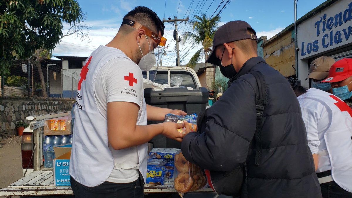 CruzRojaGT_'s tweet photo. #OrienteGT 🚑

#CruzRojaGT brinda Asistencia Humanitaria a personas del Flujo Masivo Migratorio en el cruce de Vado Hondo, Chiquimula https://t.co/5QuStsvmiD