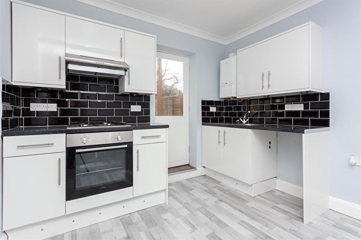 MaslenEstates's tweet image. AVAILABLE CHAIN FREE - NEWLY REFURBISHED 1/2 bed ground floor GARDEN FLAT in HOLLINGDEAN. Msg us now to find out more about its stylish interior, bay windows, open layout with a modern kitchen, and contemporary shower room
#Brighton #gardenflat
ow.ly/bvW750Dakj9