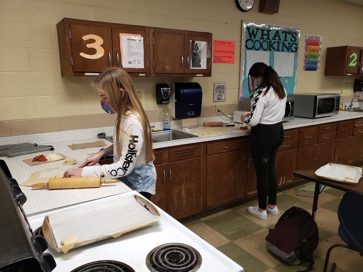 bhsmrssal's tweet photo. Socially distant labs in Cooking and Nutrition.
This group on Thursday made yeast dough.Then Friday we made pepperoni rolls.
They did a great job. It was AWESOME to be cooking again.
#salsclass #BrunswickPride https://t.co/a6vs2I0NDV