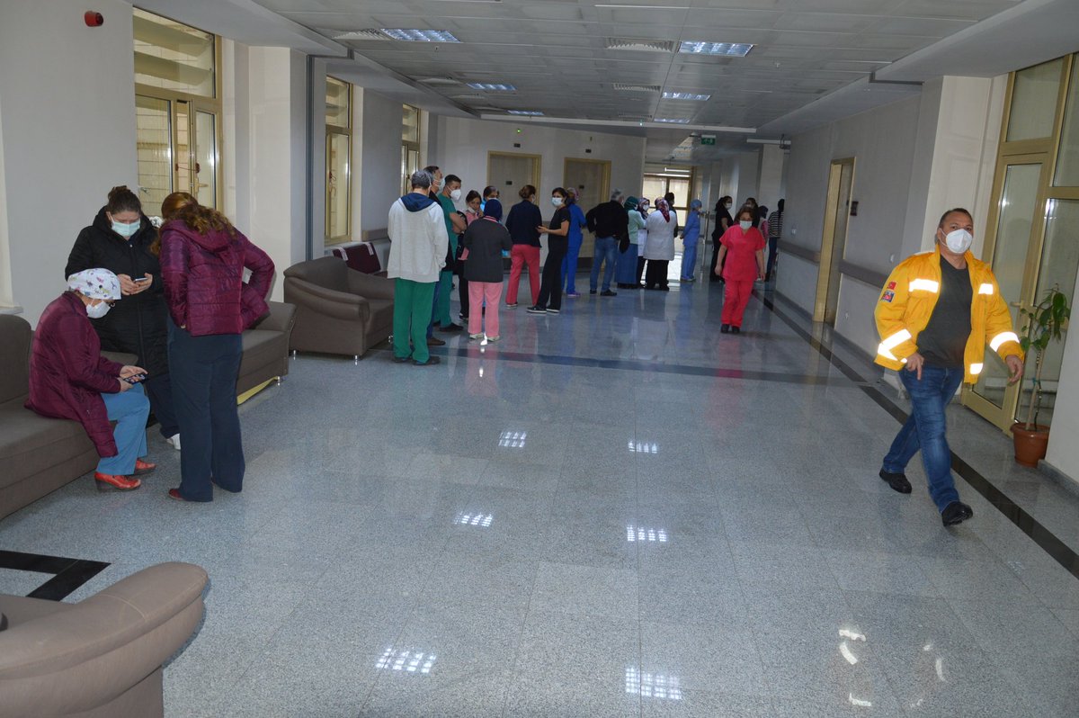 usakeah's tweet photo. Uşak Eğitim ve Araştırma Hastanesi'nde dün toplam aşılanma sayımız 1700' ü geçti.Mesleğe bağlı riskler nedeniyle aşılama programında ilk sırada  yer alan sağlıkçılarımız aşılama programına büyük ilgi gösterdiler.Aşının gücüne inanan, destek veren tüm çalışanlarımıza teşekkürler. https://t.co/vrW2xz0t6H