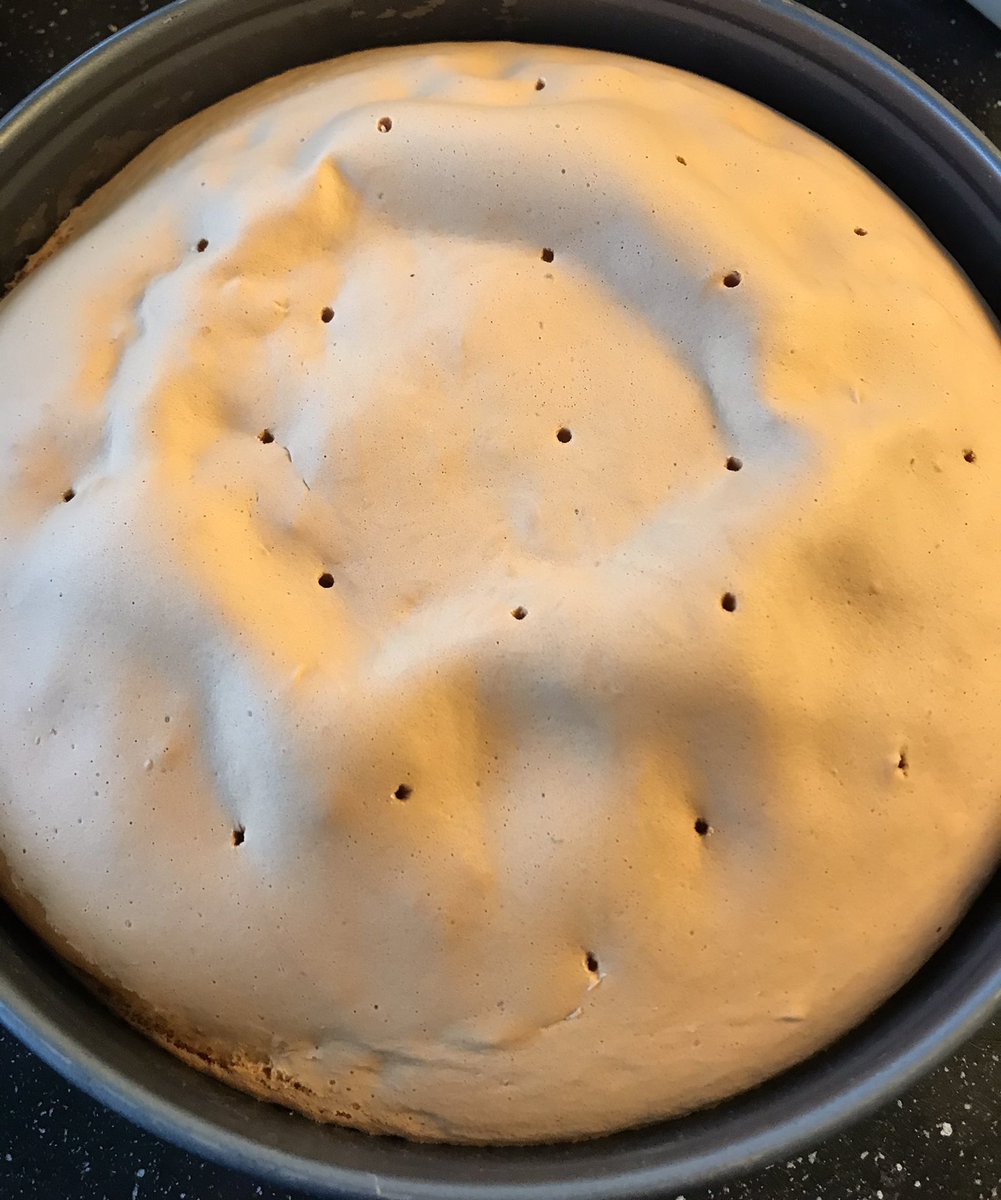 ErinStar10's tweet photo. Jongste puber maakt een taart 😻
Stap en stap 2 zijn gereed #biscuittaart #laagjes #jam #botercreme https://t.co/MOO5D3KJxC