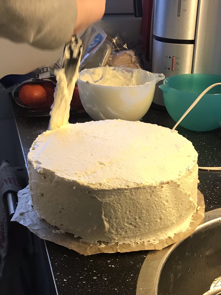 ErinStar10's tweet photo. Jongste puber maakt een taart 😻
Stap en stap 2 zijn gereed #biscuittaart #laagjes #jam #botercreme https://t.co/MOO5D3KJxC
