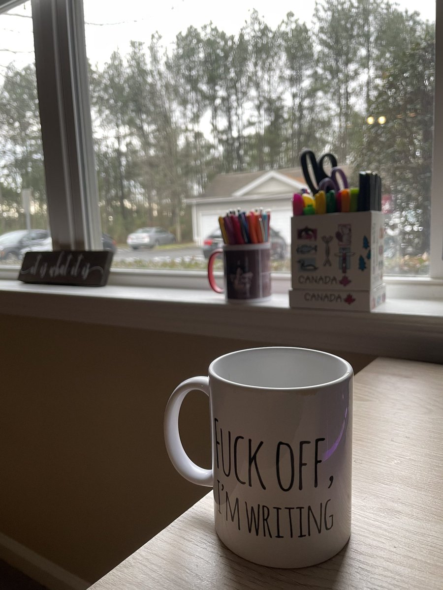 Arix05's tweet photo. Me levanto y está súper soleado, un día precioso. Preparo mi café, abro la ventana y me siento a preparar #Insania y DE INMEDIATO, el sol se va, nubes cubren todo y pasa una brisa fría. Ah bueno, #SeMeQuiso https://t.co/P7kynntJBY