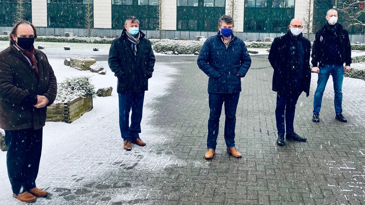 BartSomers's tweet photo. Met burgemeesters Harry Debrabandere &amp; Bart Seldeslachts van Lint &amp; Kontich in de eerstelijnszone ZORA, waar men volop bezig is met de opbouw van vaccinatiecentrum in de AED Studios. Op 4 dagen tijd registreerden zich hier al 600 vrijwilligers waaronder 64 artsen &amp; 150 verplegers https://t.co/l8YJk4oAJl