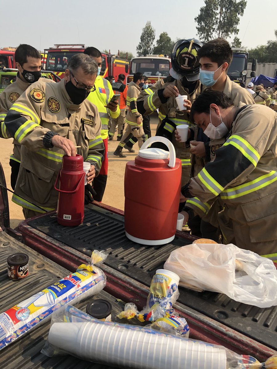 comida_dia's tweet photo. Estamos cocinando para los amigos bomberos y Conaf. Estaremos cocinando en la parroquia Nuestra Señora de Lourdes de Villa Olímpica (Calle Anita Lizana con Juan Alvarado).
Necesitamos:
- Aguas individuales
- Bebidas Isotónicas
- Barras Energéticas
- Café
- Pan
- Harta fuerza https://t.co/QFBxmENjI4