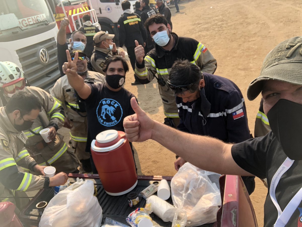 comida_dia's tweet photo. Estamos cocinando para los amigos bomberos y Conaf. Estaremos cocinando en la parroquia Nuestra Señora de Lourdes de Villa Olímpica (Calle Anita Lizana con Juan Alvarado).
Necesitamos:
- Aguas individuales
- Bebidas Isotónicas
- Barras Energéticas
- Café
- Pan
- Harta fuerza https://t.co/QFBxmENjI4