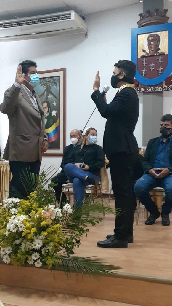 BermudezJoseA's tweet image. La @tachira_gmas a través del Coordinador de los #Clap @carlosperez_ch acompañó el Acto de Juramentación del Concejo Municipal del Mpio. #SanCristobal quedado Presidida por el Ing. Javier Florez y Vice Presidente Erick Acosta 
#ANJuntoAlPueblo