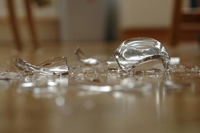 Nig_Farmer's tweet photo. #NaijaFarmerTips
If you breaks a glass &amp; you're not sure if the fragments are totally swept
Solution
After sweeping, Mop the surface with Sliced ONION It's like a magnet, it attract them to itself &amp; you can walk without shoes esp when kids are around. 
Retweet to your followers😊 https://t.co/XgBtA8s7AC