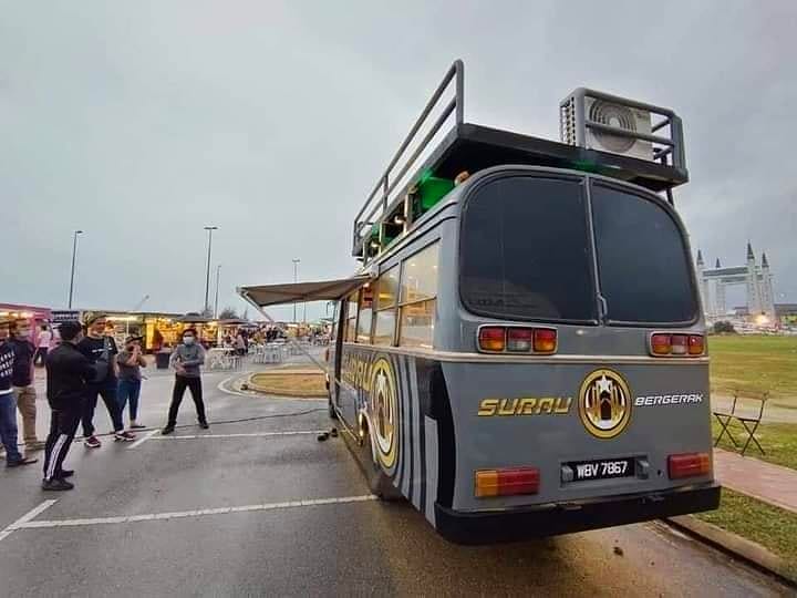 ohtweet's tweet photo. Bas mini diubahsuai menjadi surau bergerak dan ditempatkan di Drawbridge, Kuala Terengganu. Terbaik anak muda 👍 https://t.co/AHBSDHzrL4