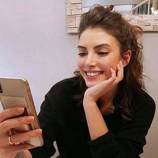 CagDenEnayisii's tweet photo. Twitter'a girerken ///////// Dizi ile ilgili birşey yoktur
 2) Gülerken
#DenizBaysal #CağlarErtruğrul
#YagHaz #ZehSer #TRT1 #tekilat
#fhvk #fazoreis @BaysalDeniz @CaglarErtugrul https://t.co/yd7C2y3A0s https://t.co/HphFRxDKFI