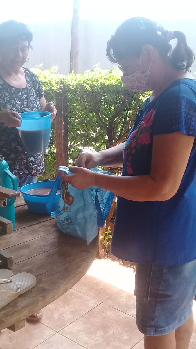maritoxalcaraz's tweet photo. #SábadoDeAlmuerzos 🥣🥣 con nuestros vecinos y vecinas. Gracias al #EsfuerzoCompartido los vecinos ofician de cocineros y el sector privado ayuda.
#Superelarco #Posceres https://t.co/VVGIiUSpA5
