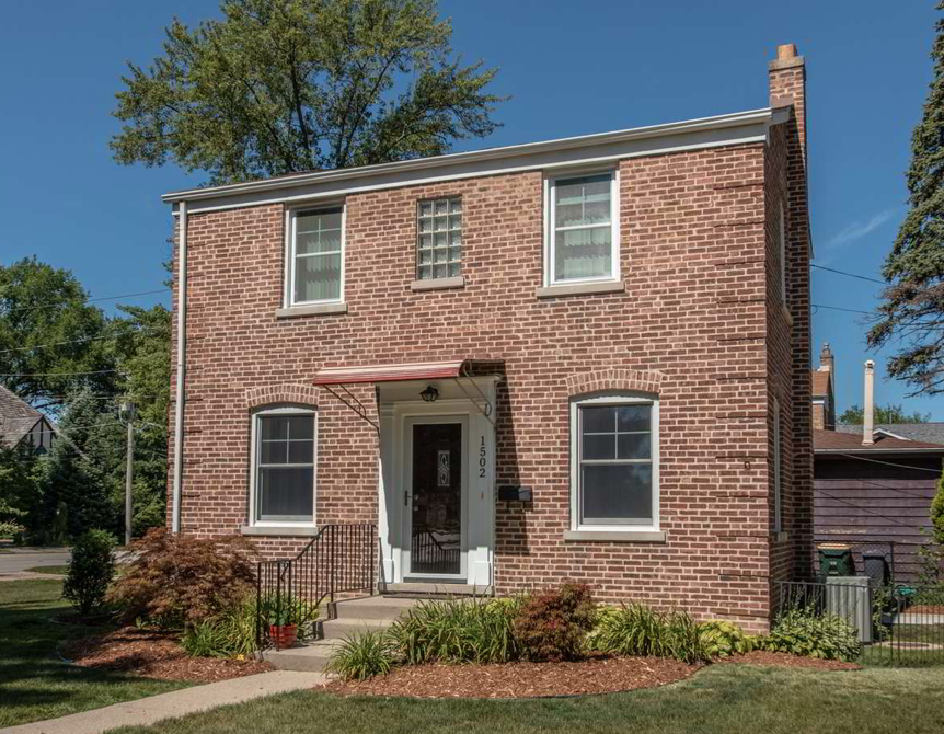 Century21ELM's tweet photo. 1502 W Talcott Rd Park Ridge
OPEN HOUSE
Sat Jan 16 12 - 2
Sun Jan 17 1 - 3 

Perfect starter home. The large lot supports expansion of the house to meet your future needs. This 2 story brick colonial is located in the Golden Triangle on an oversized corner lot.
#openhouse https://t.co/YyjOKl4w85