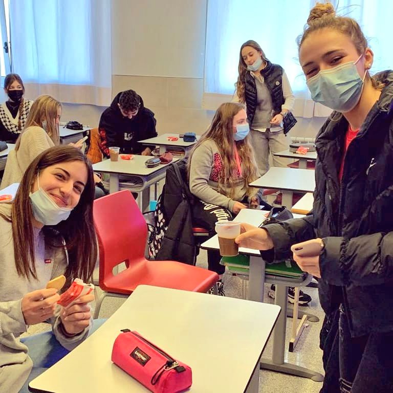 Fam_Janeriana's tweet photo. AMJ: SABADELL (BARCELONA)
Fiesta de #AMJ. En @Safa_Sabadell aunque han tenido que adaptar las actividades debido a las circunstancias actuales las viven con mucha ilusión recordando a nuestra fundadora. #MesJaneriano21 #MesJaner #HermanasSFU https://t.co/Ue4LhgCe2T