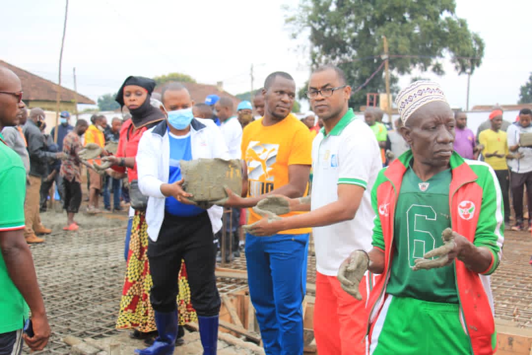 nshingamateka's tweet image. 2/n #Burundi Ces travaux ont connu aussi la participation des officiers militaires et officiers de police natifs de @MuyingaProvince regroupés au sein de l&apos;association #SODEV. Une marche de #Gasorwe vers le chef-lieu de la province a précédé les travaux.