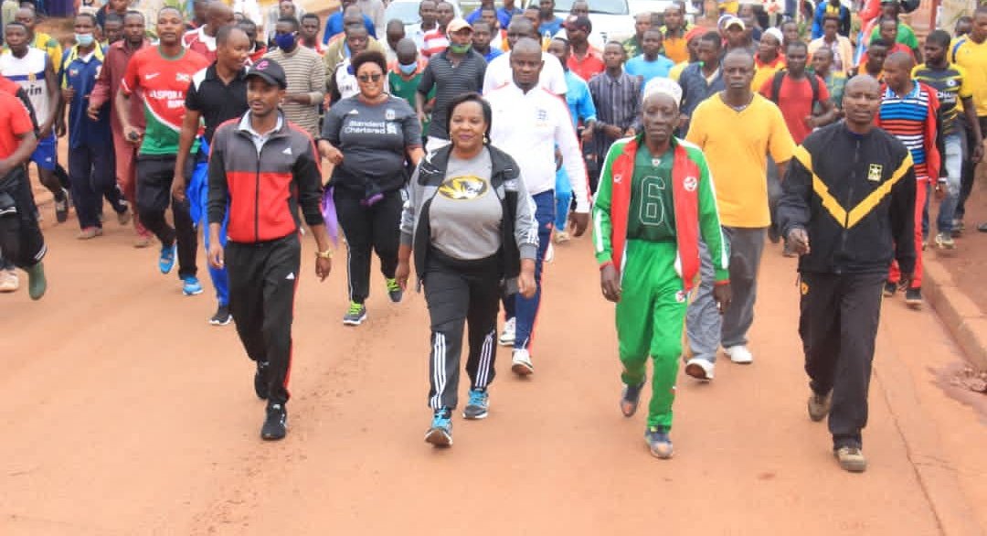 nshingamateka's tweet image. 2/n #Burundi Ces travaux ont connu aussi la participation des officiers militaires et officiers de police natifs de @MuyingaProvince regroupés au sein de l&apos;association #SODEV. Une marche de #Gasorwe vers le chef-lieu de la province a précédé les travaux.