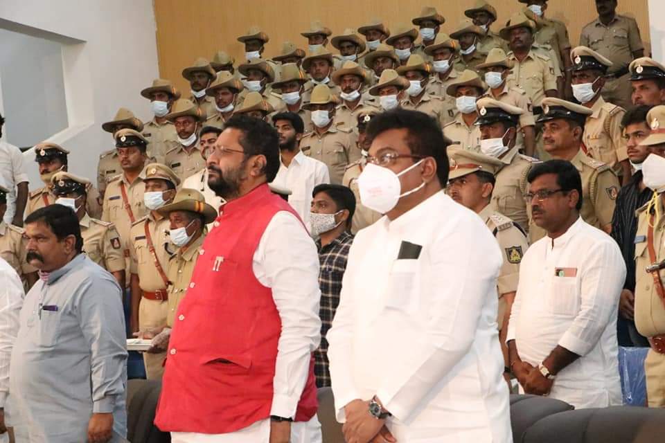 Withmbpatil's tweet photo. ಬಬಲೇಶ್ವರ ಕ್ಷೇತ್ರದ ಅರಕೇರಿ ಬಳಿ ರಿಜರ್ವ ಬಟಾಲಿಯನ್ ಆಡಳಿತ ಭವನ ವಚ್ರ್ಯುವಲ್ ಉದ್ಘಾಟನೆ ಕಾರ್ಯಕ್ರಮದಲ್ಲಿ  ಪಾಲ್ಗೊಂಡ ಕ್ಷೇತ್ರದ ಶಾಸಕ ಎಂ.ಬಿ.ಪಾಟೀಲರು,ನಗರ ಶಾಸಕ ಬಸನಗೌಡ ಪಾಟೀಲ್ ಯತ್ನಾಳ್ ಹಾಗೂ ಜಿಲ್ಲಾ ಪೊಲೀಸ್ ವರಿಷ್ಠಾಧಿಕಾರಿಗಳಾದ ಶ್ರೀ ಅನುಪಮ್ ಅಗರವಾಲ್, ಶ್ರೀಹರಿ ಗೊಳಸಂಗಿ, ಐ.ಆರ್.ಬಿ ಅಧಿಕಾರಿಗಳು ಸಿಬ್ಬಂದಿಗಳು ಉಪಸ್ಥಿತರಿದ್ದರು https://t.co/mUB1Nu0M2A