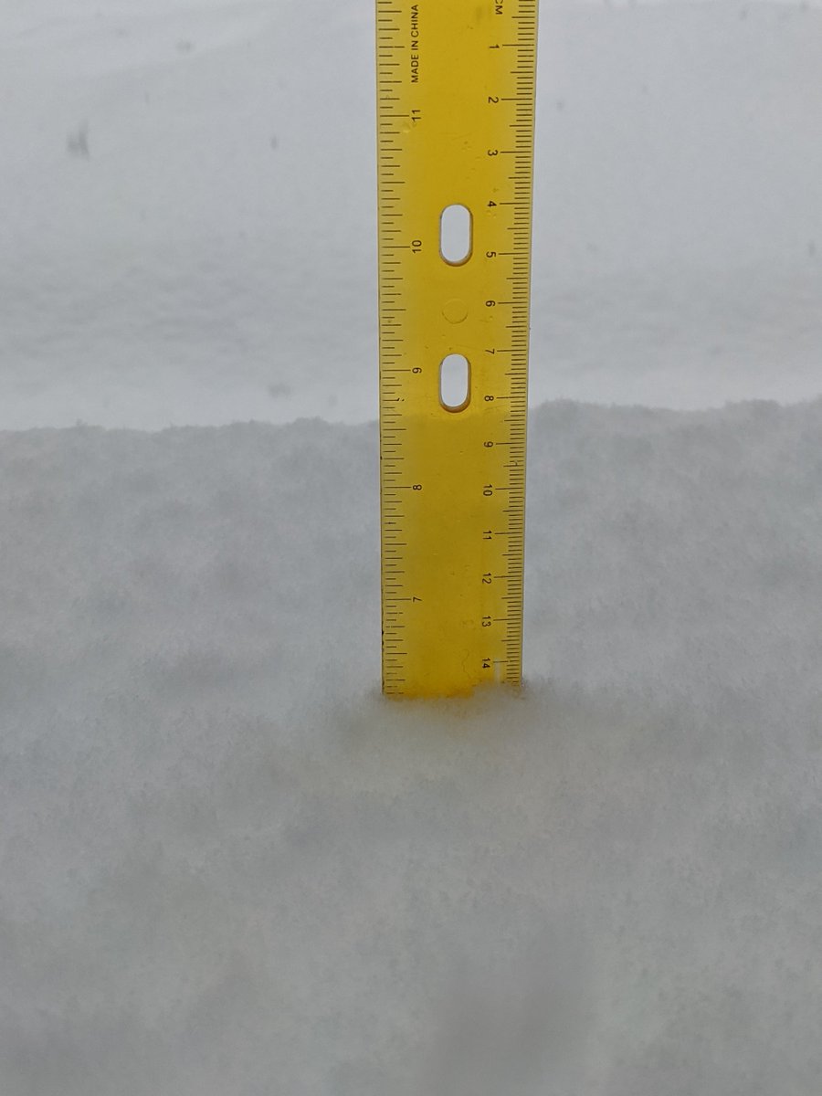 RyanDauds's tweet photo. @NWSBurlington 6" at 10:58 AM. We are at 800' three miles SSE or Waterbury. https://t.co/eINyWYUYVs