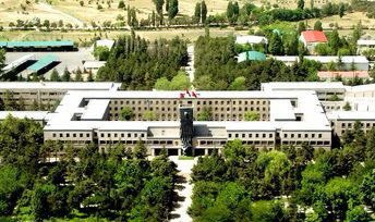 Askerliğini bedelli olarak yapmış birisinin Kara Harp Okuluna dekan yapılması Türk Ordusuna saygısızlıktır, utanmazlıktır. Yetmezmiş gibi üstüne dekanın “2010’dan beri askeri kurumlarda ders veriyorum, askerliğimi fazlasıyla yaptım” açıklaması tam bir rezalettir.