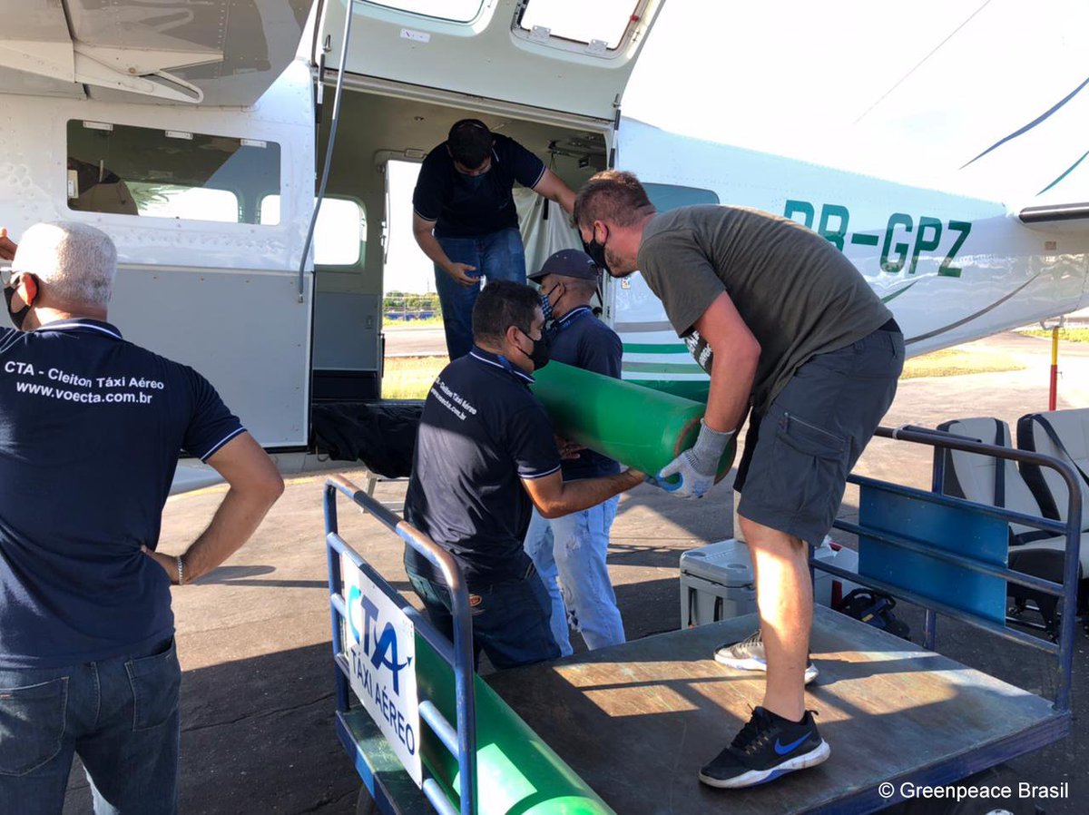 GreenpeaceBR's tweet image. Neste sábado, nosso avião voou para São Gabriel da Cachoeira, com 12 cilindros de oxígênio. Doados pela organização Expedicionários da Saúde, eles serão essenciais para atender a #PovosIndígenas que vivem próximos à cidade mais indígena do Brasil. #SOSAM act.gp/3oQB5z0