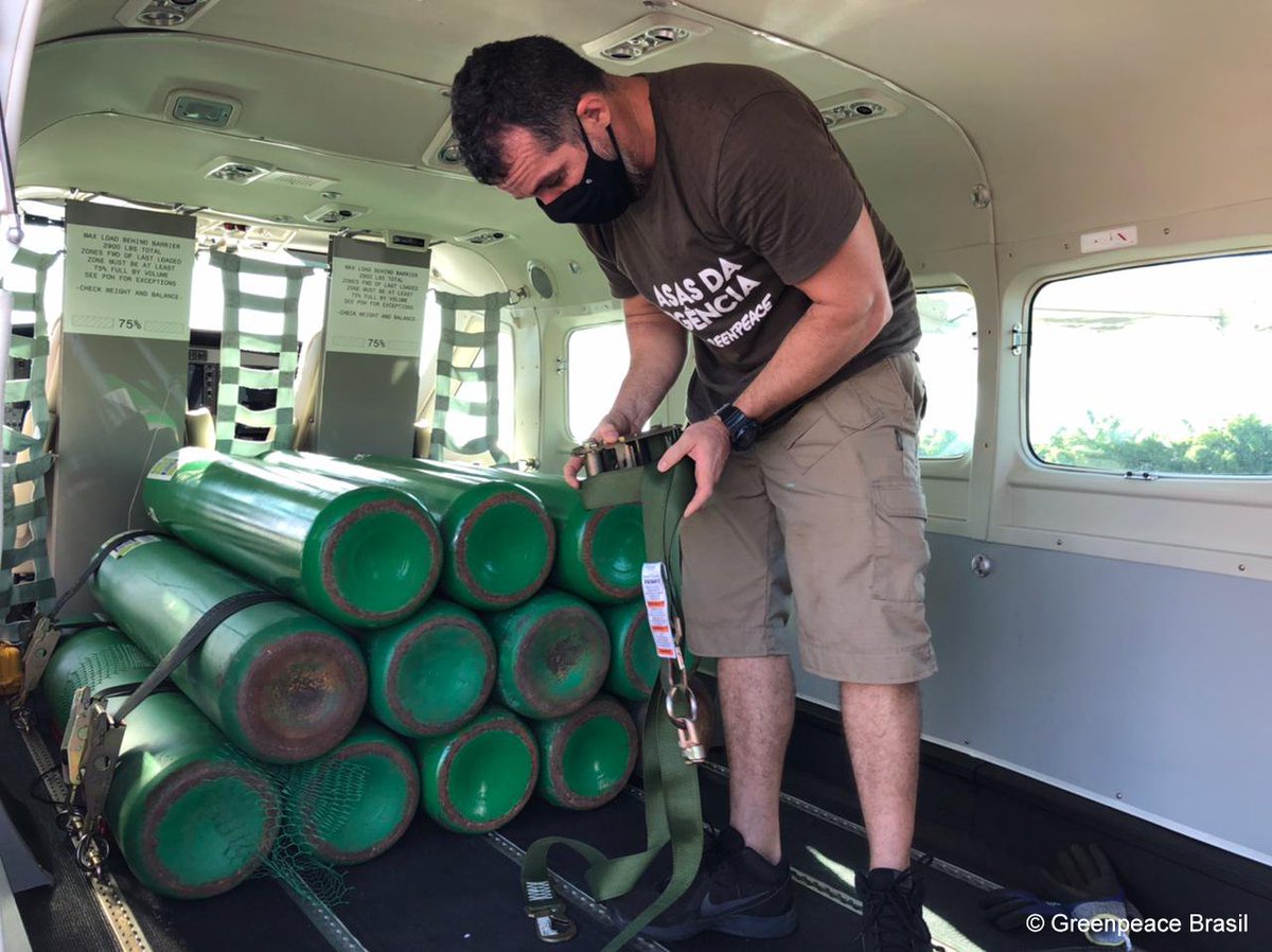 GreenpeaceBR's tweet image. Neste sábado, nosso avião voou para São Gabriel da Cachoeira, com 12 cilindros de oxígênio. Doados pela organização Expedicionários da Saúde, eles serão essenciais para atender a #PovosIndígenas que vivem próximos à cidade mais indígena do Brasil. #SOSAM act.gp/3oQB5z0