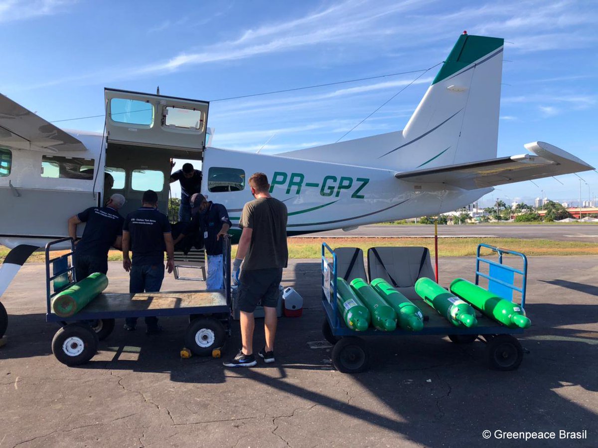 GreenpeaceBR's tweet image. Neste sábado, nosso avião voou para São Gabriel da Cachoeira, com 12 cilindros de oxígênio. Doados pela organização Expedicionários da Saúde, eles serão essenciais para atender a #PovosIndígenas que vivem próximos à cidade mais indígena do Brasil. #SOSAM act.gp/3oQB5z0