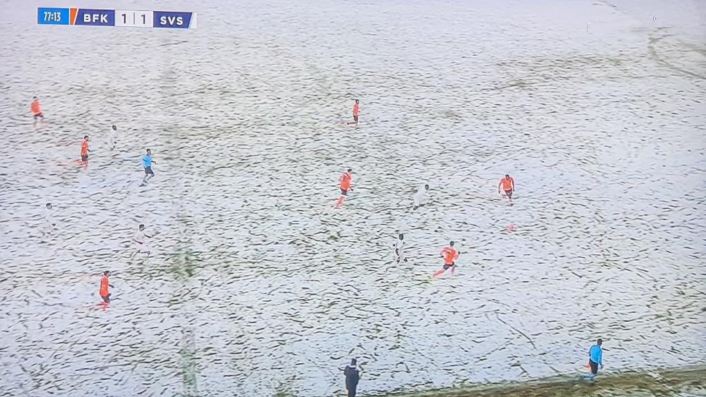 ActuFoot_'s tweet photo. Sivasspor jouait en blanc cet après-midi face à l’Istanbul Basaksehir pendant que le terrain était recouvert de neige. ❄️

Le rendu... Une cata. 🙈 https://t.co/QagKFDxzvn