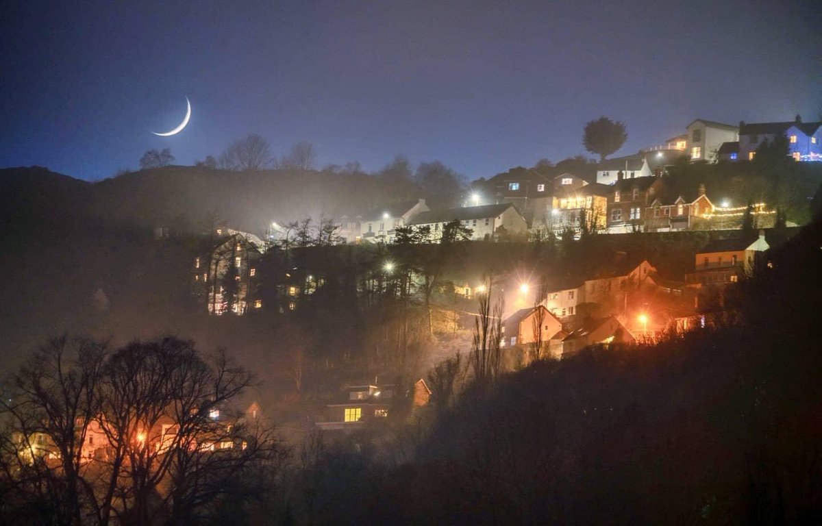 Last night’s crescent moon above the Wyche Cutting Malvern.

By digitlight.co.uk