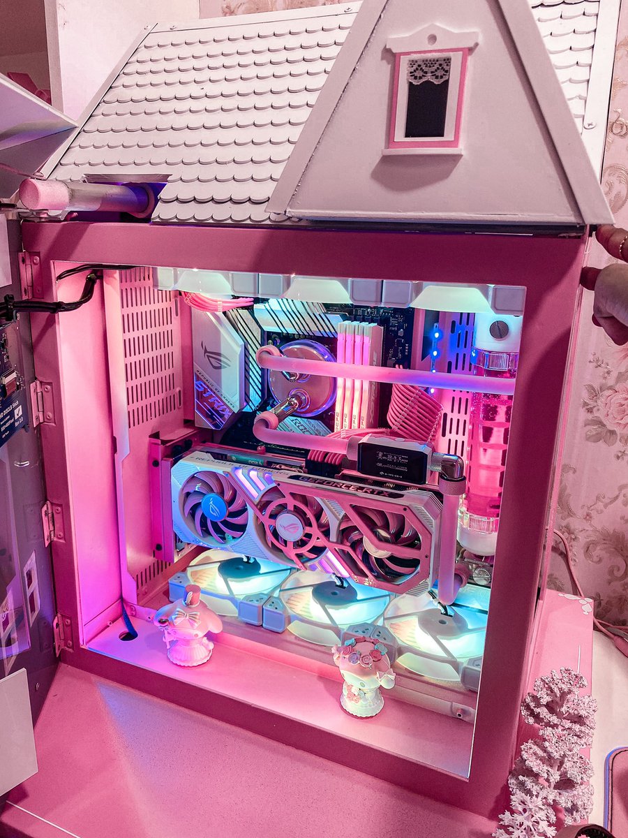 Victorian Doll House 🏠 
Extreme PC Mods

Watch on Youtube: youtu.be/_9CcQCdjf5M✨

Follow me on ig: <a href="/chellyries/">ʚ ୨୧ 𝒞𝒽𝑒𝓁𝓁𝓎 ୨୧ ɞ</a> ✨

#pc #rig #pink #mods #pcsetup