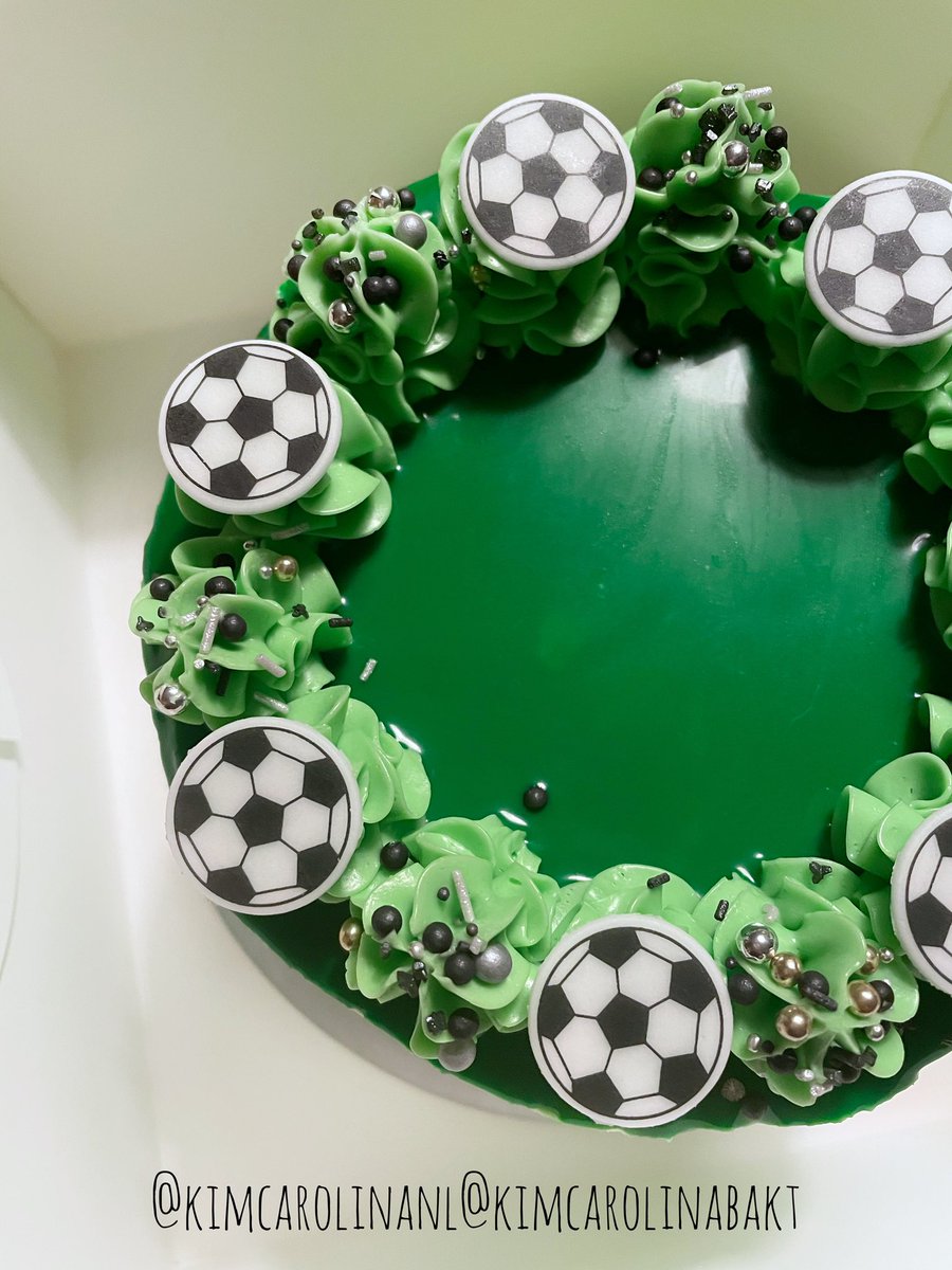 Taartje dat ik vandaag maakte op bestelling 🎂✨

Volg me op insta voor meer baksels 😁 @kimcarolinanl/@kimcarolinabakt