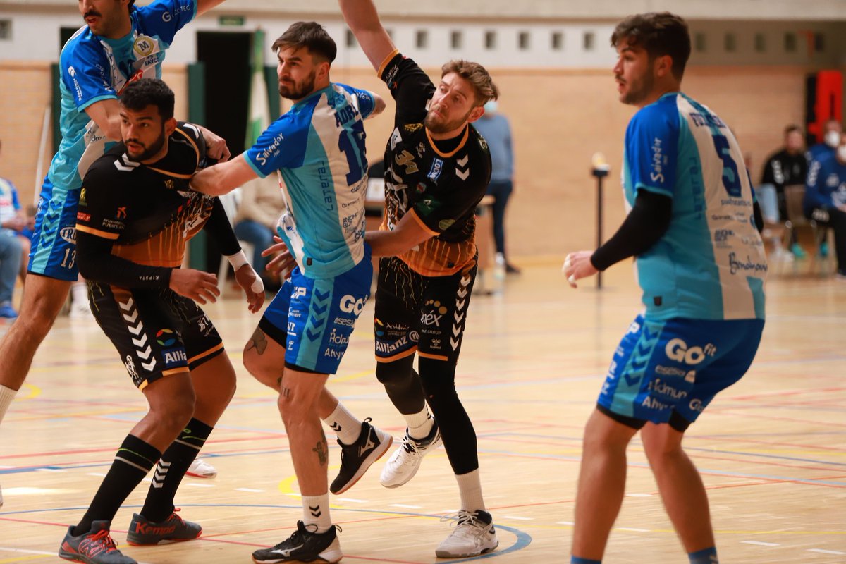 AngelXimenezBM's tweet photo. 📸 ¡Os dejamos algunas imágenes de la final de la 🏆 Copa de Andalucía! 🤾♂️
🖼 @JC_audiovisual también estuvo en el partido y no ha dudado en ofrecernos un anticipo del álbum. ¡Ahora deseamos ver el resto! 🤩
🙌 ¡VAMOS, MI GENIL! 🙌
#Sextacampeones #VamosMiGenil #VamosAX https://t.co/yjfPpzGsTC