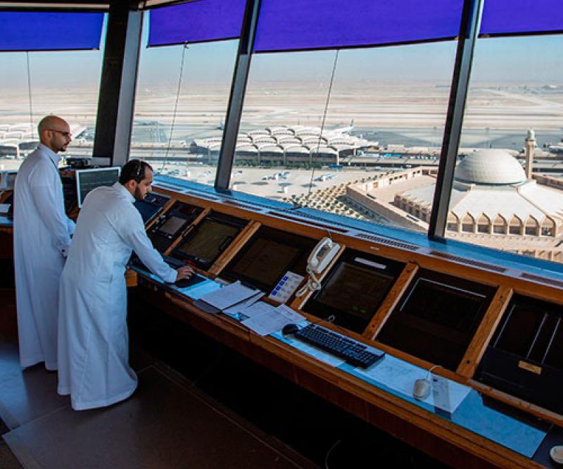 3_GH88's tweet photo. #معلومة_طيران #طيران 
المراقب الجوي صاحب اجمل اطلالة في المطار 
•معلومات عن المراقبة الجوية
•طبيعة العمل
•مهام العمل 
تابعو للاسفل 👇🏻 https://t.co/gNjJaHyK2h